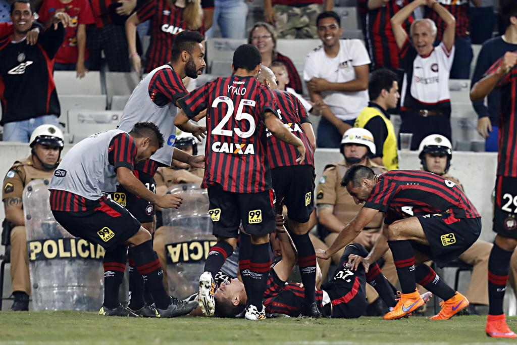 Daniel Hernández comemora o gol da vitória do Atlético sobre o Brasília. | Albari Rosa/Gazeta do Povo