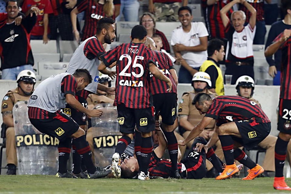Daniel Hernández comemora o gol da vitória do Atlético sobre o Brasília. | Albari Rosa/Gazeta do Povo