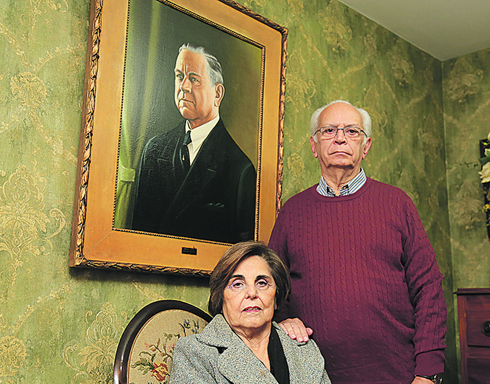 Fontana, a esposa Thereza Cristina, e o retrato de Manoel Ribas | Ivonaldo Alexandre/Gazeta do Povo