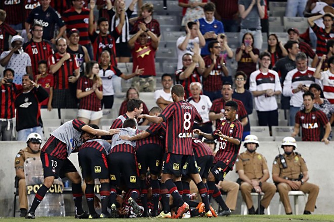 Jogadores do Atlético comemoram gol de Daniel Hernández. | Albari Rosa/Gazeta do Povo
