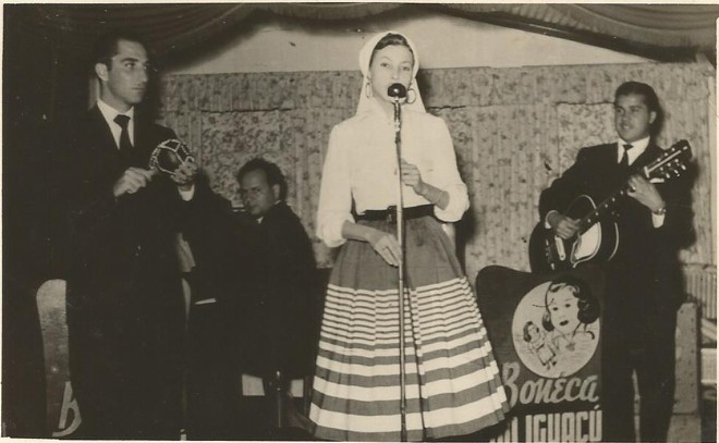 Boneca do Iguaçu em noite de festa. Moacyr na guitarra. | João Luis Rodrigues