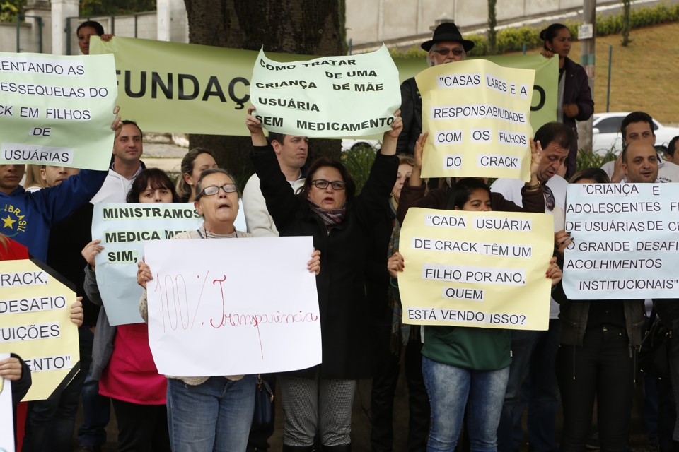 Na manhã de quinta-feira (3), funcionários e conselheiros  do abrigo  investigado protestaram contra fechamento da casa. | Henry Milleo/Gazeta do Povo