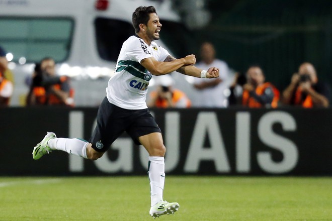 Henrique Almeida abriu o placar no Couto Pereira. | Albari Rosa/Gazeta do Povo