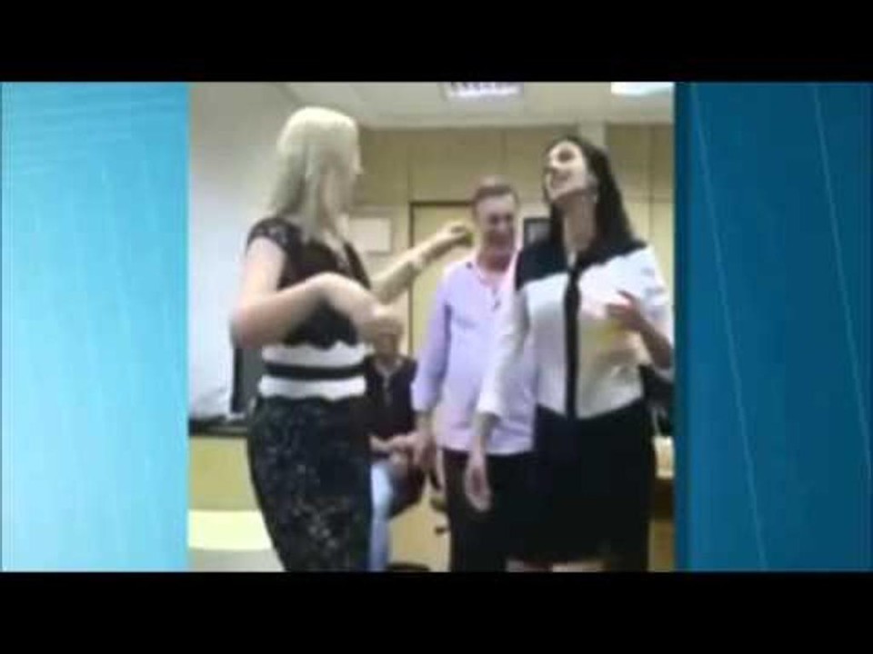 Delegada Elaine Biasoli (de cabelo loiro) durante a festa dentro da delegacia que comandava | /Reprodução