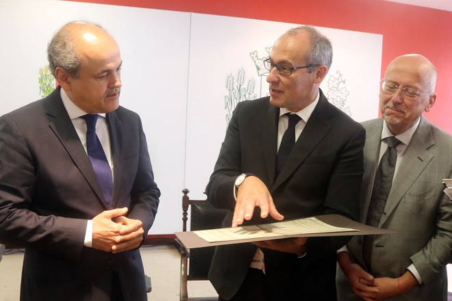 O prefeito Gustavo Fruet no momento em que recebeu uma cópia do registro de nascimento de seu tataravô Francesco Domenico Fruet, das mãos do presidente da Província Autônoma de Trento, Ugo Rossi, observado pelo cônsul da Itália em Curitiba, Enrico Mora (à dir.) | Foto: Valdecir Galor