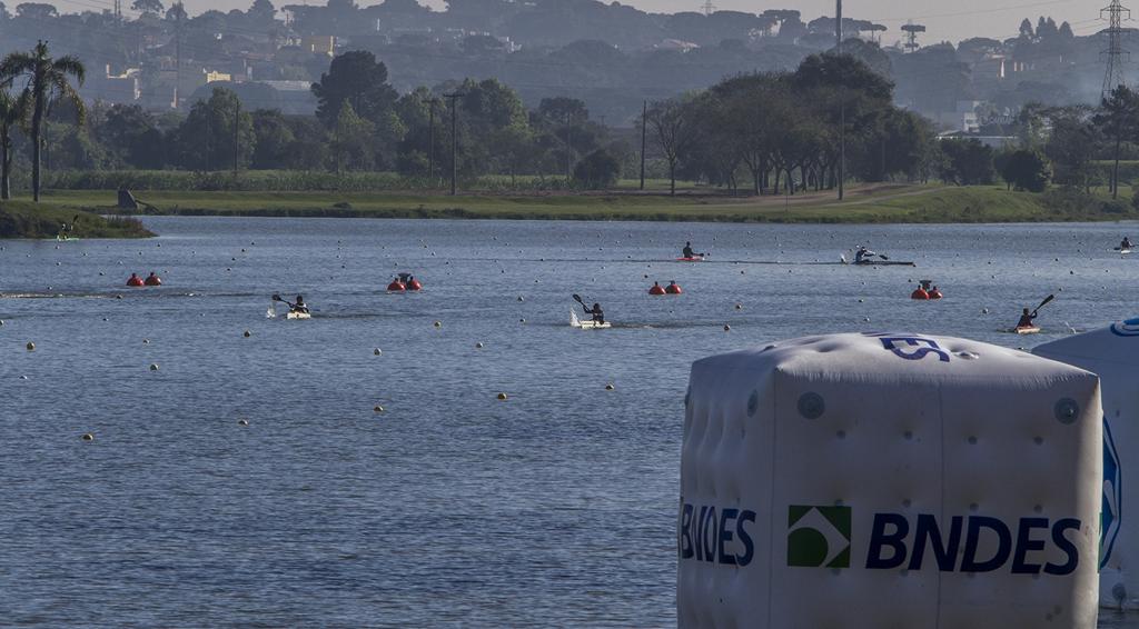 Campeonato Brasileiro de Canoagem, no fim de agosto, com o patrocínio do BNDES bem evidente em primeiro plano. | Confederação Brasileira de Canoagem/Divulgação