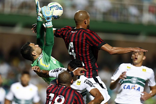 Atlético tenta chegar por cima, mas não passa pelo goleiro Wilson. | Albari Rosa/Gazeta do Povo