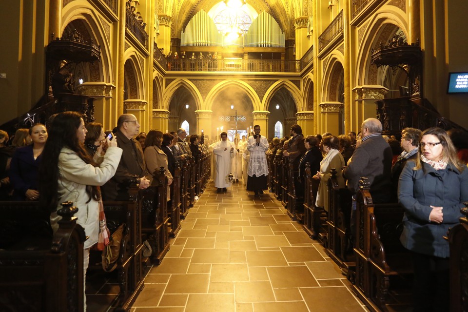 Missa na Catedral Basílica reúne fieis nesta terça-feira (8). | Henry Milleo/Gazeta do Povo