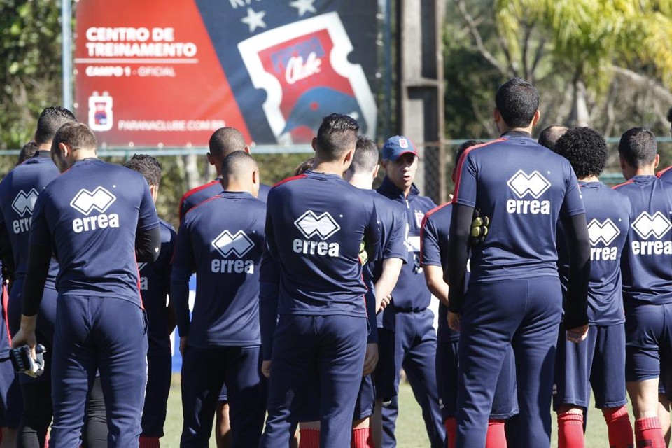Conversa com os jogadores do Paraná no CT Racco: tricolor já começa a traçar os planos para 2016. | Aniele Nascimento/Gazeta do Povo