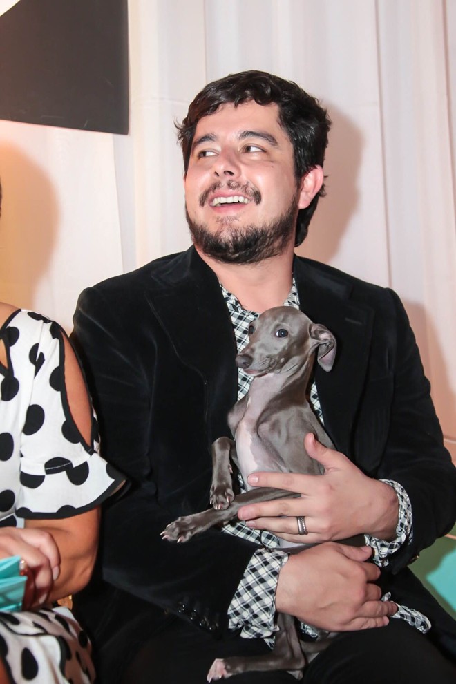 O top maquiador Thiago Straub levou sua cadela Galgo italiana Tarsila, de três meses, ao desfile | Foto: Naideron Jr.