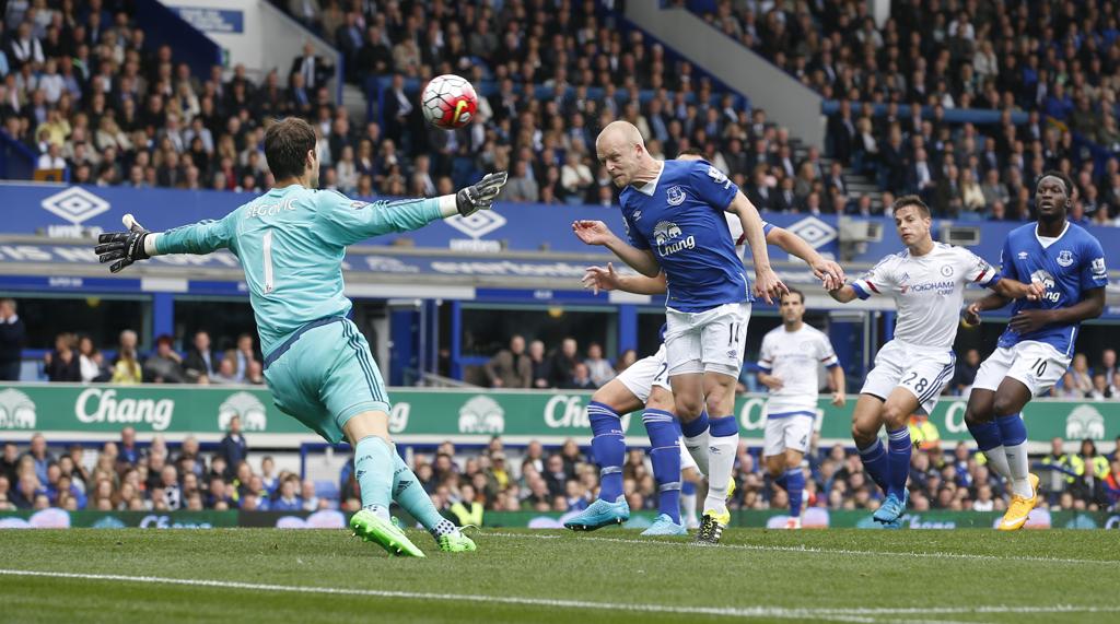 Steven Naismith cabeceia para marcar gol do Everton contra o Chelsea pelo Campeonato Inglês | Andrew Yates/REUTERS