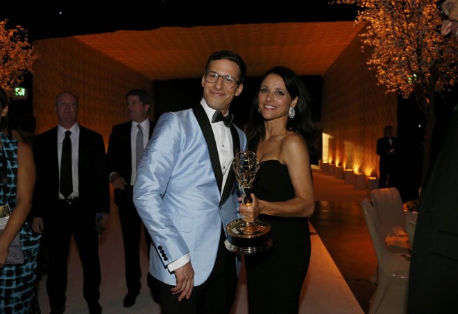 O apresentador da premiação, Andy Samberg (de “Brooklyn Nine-Nine”), ao lado da vencedora de comédia, Julia Louis-Dreyfus (“Veep”). | MARIO ANZUONI/REUTERS
