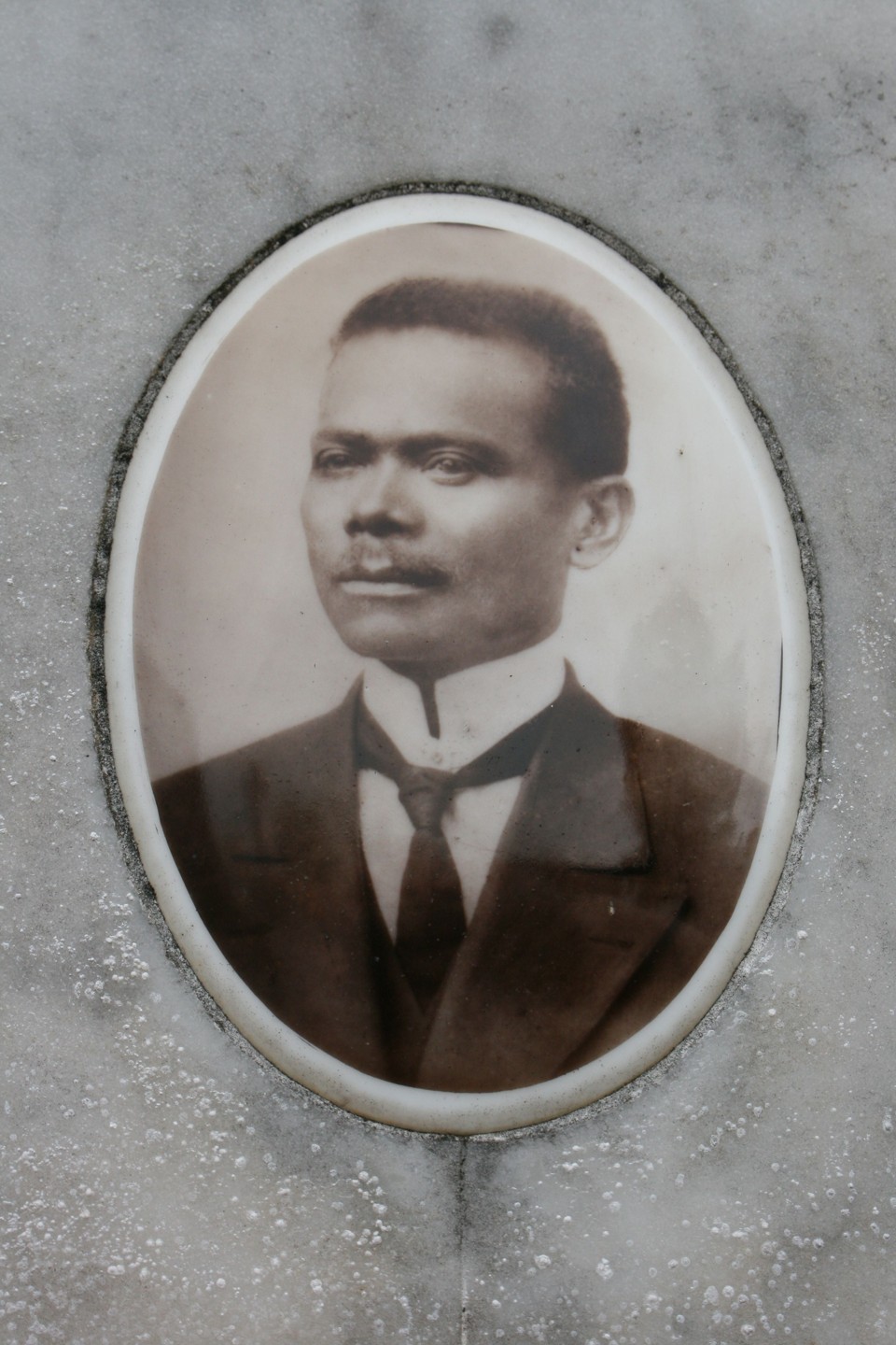 Vicente M. de Freitas retratado em sua lápide | Clarissa Grassa / Arquivo Pessoal