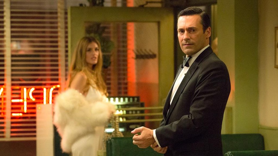 Jon Hamm, vencedor do Emmy 2015 de melhor ator, em cena de “Mad Men”: os EUA dos anos 1960. | /Fotos: Divulgação