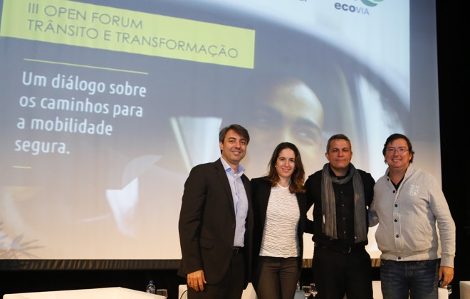 O diretor de Comunicação da Renault, Caíque Ferreira (à esq.), a piloto da Stock Car Bia Figueiredo, o sociólogo Eduardo Biavati e Cacá Clauset, duas vezes campeão do Rali dos Sertões, no III Open Fórum Trânsito e Transformação – Caminhos para a Mobilidade Segura, realizado no Campus da Indústria, da Fiep, pelo Instituto Renault, em parceria com o Sesi e a concessionária Ecovia | Foto: Daniel Derevecki