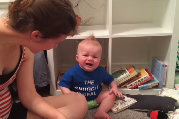 Bebê fica tristíssimo quando a leitura do livro acaba. | YouTube