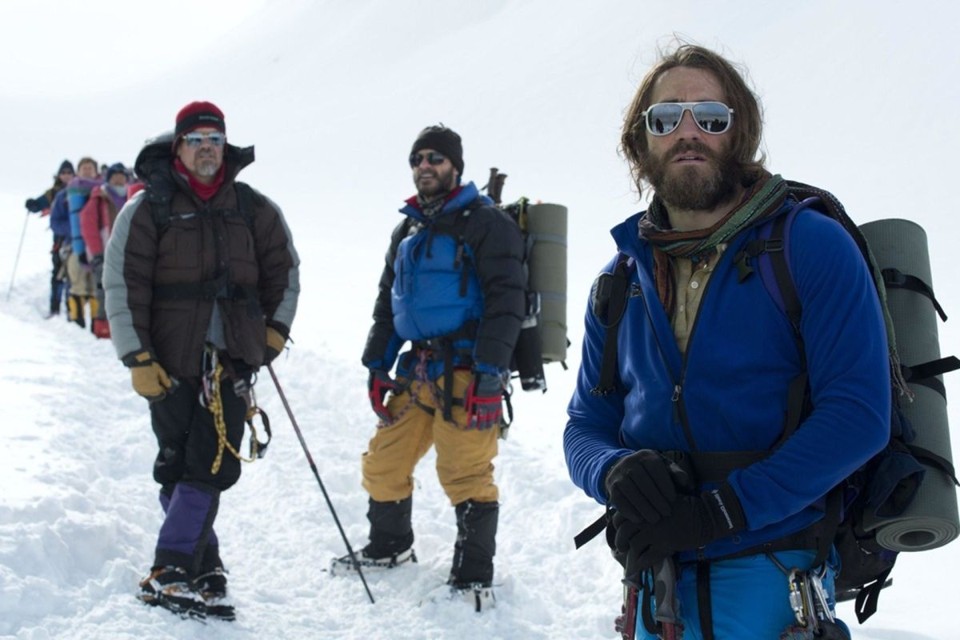 Jake Gyllenhaal (à direita), em cena do filme “Evereste”: “a palavra final é sempre da montanha”. | Divulgação