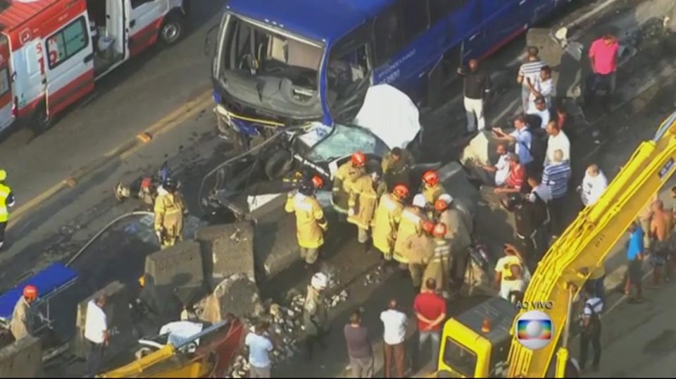 Acidente envolveu ônibus e deixou ferido preso na mureta de proteção da pista. | /