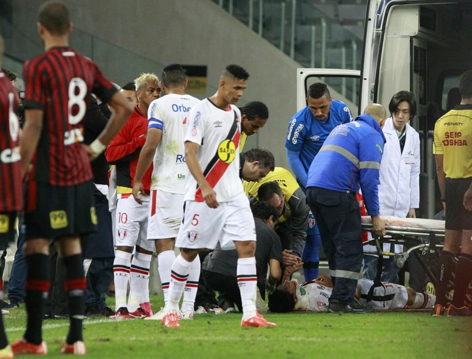 Lucas Crispim , do JEC, é atendido pela ambulância da Arena após o choque com Kadu, do Atlético. | Daniel Castellano/Gazeta do Povo