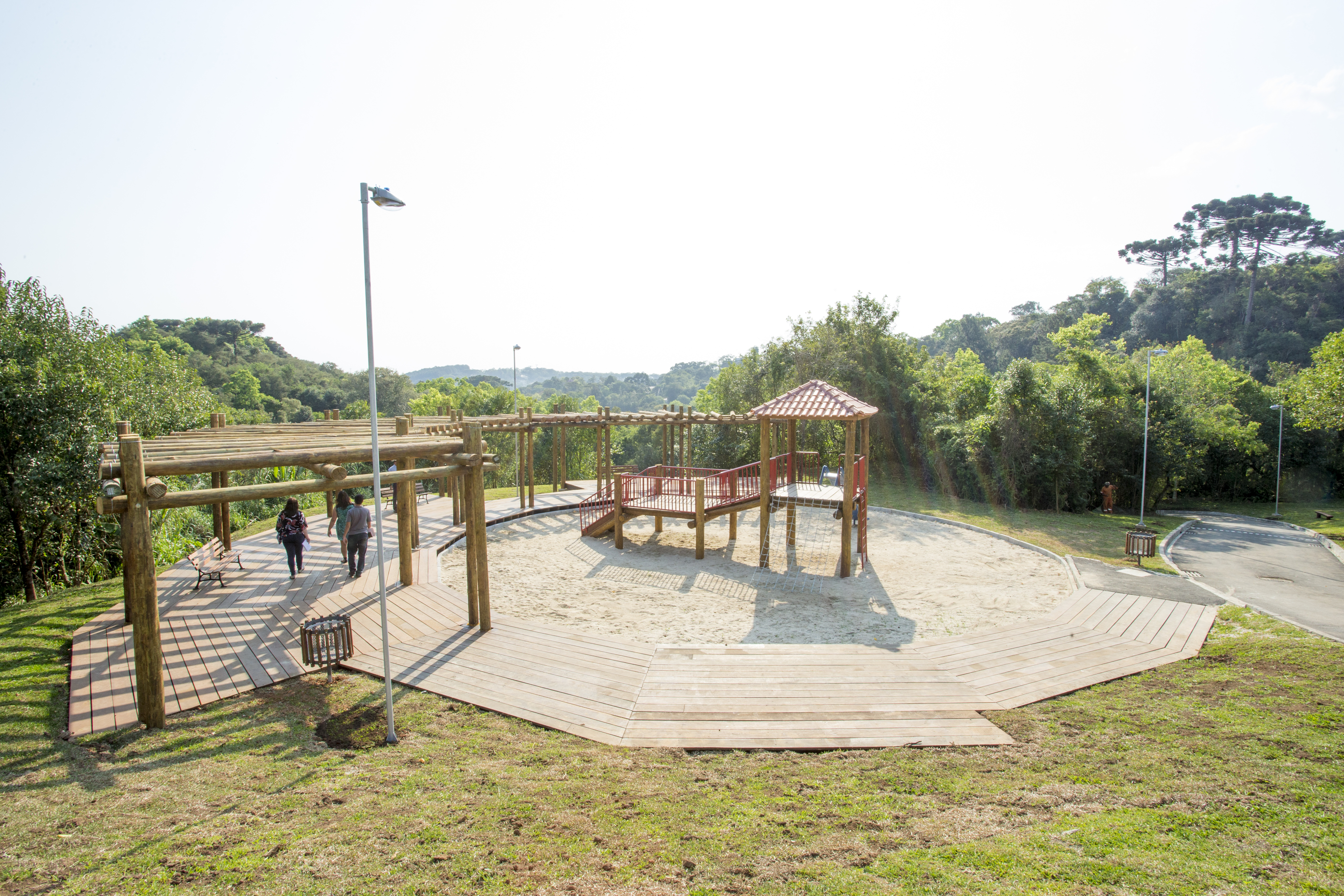 Além da queda d’água de 7 metros, área tem trilhas e playground. | Hugo Harada/Gazeta do Povo