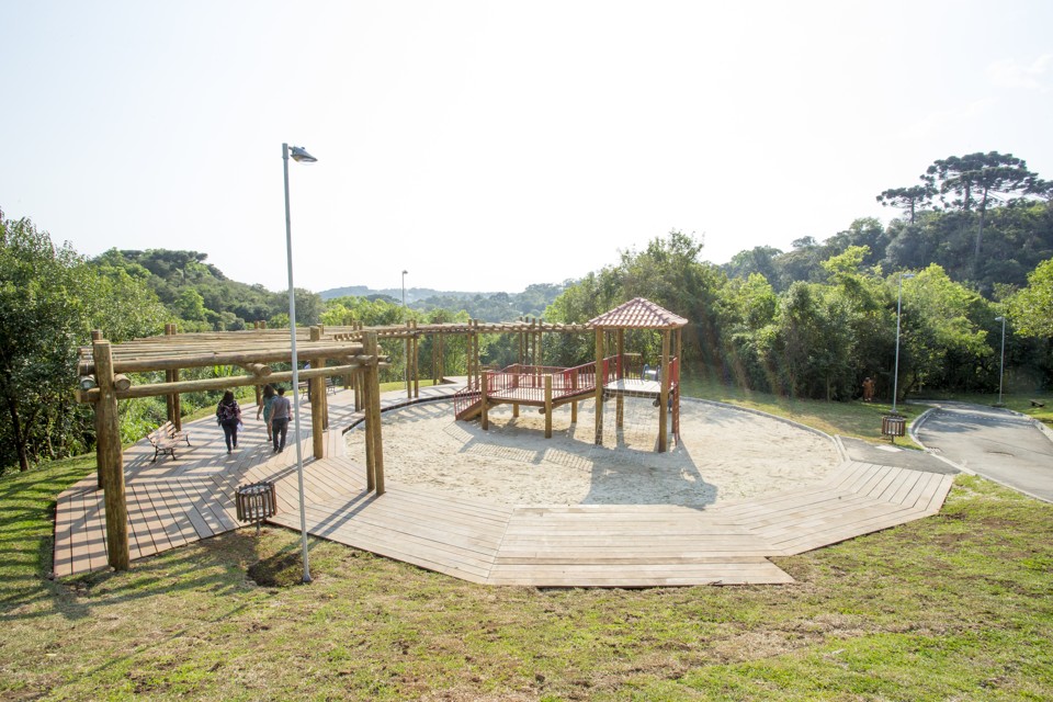 Além da queda d’água de 7 metros, área tem trilhas e playground. | Hugo Harada/Gazeta do Povo