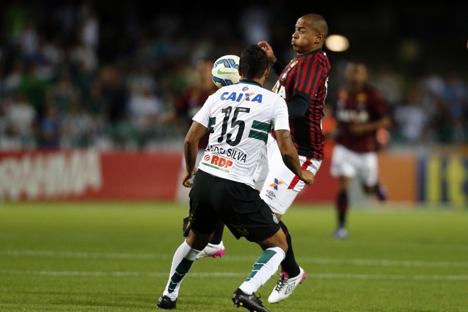 Walter tenta passar pelo lateral Leandro Silva. | Albari Rosa/Gazeta do Povo