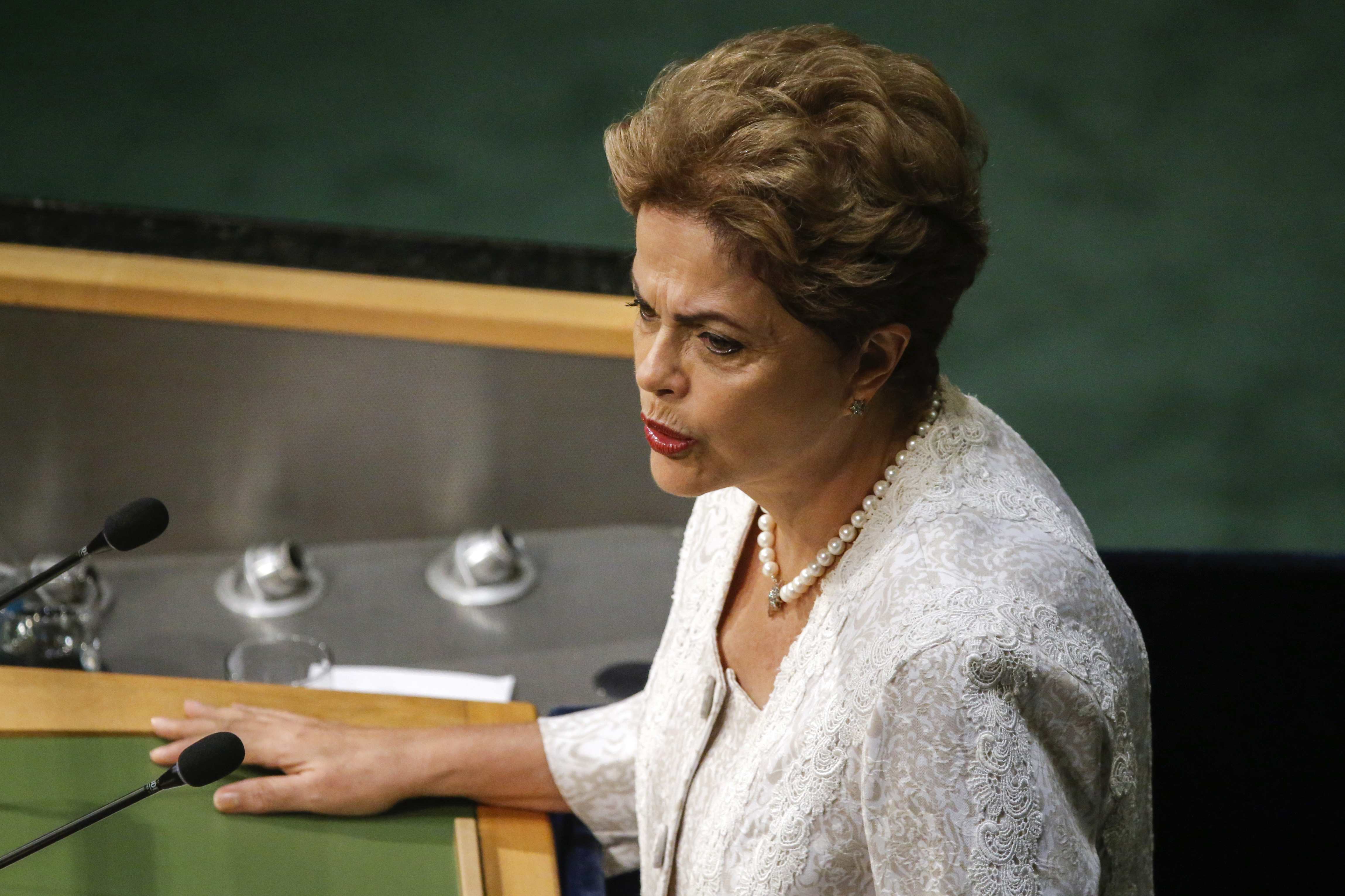Dilma Rousseff esboça ceder à pressão dos principais caciques do PMDB e dar mais espaço para a legenda. | Carlo Alegri/Reuters