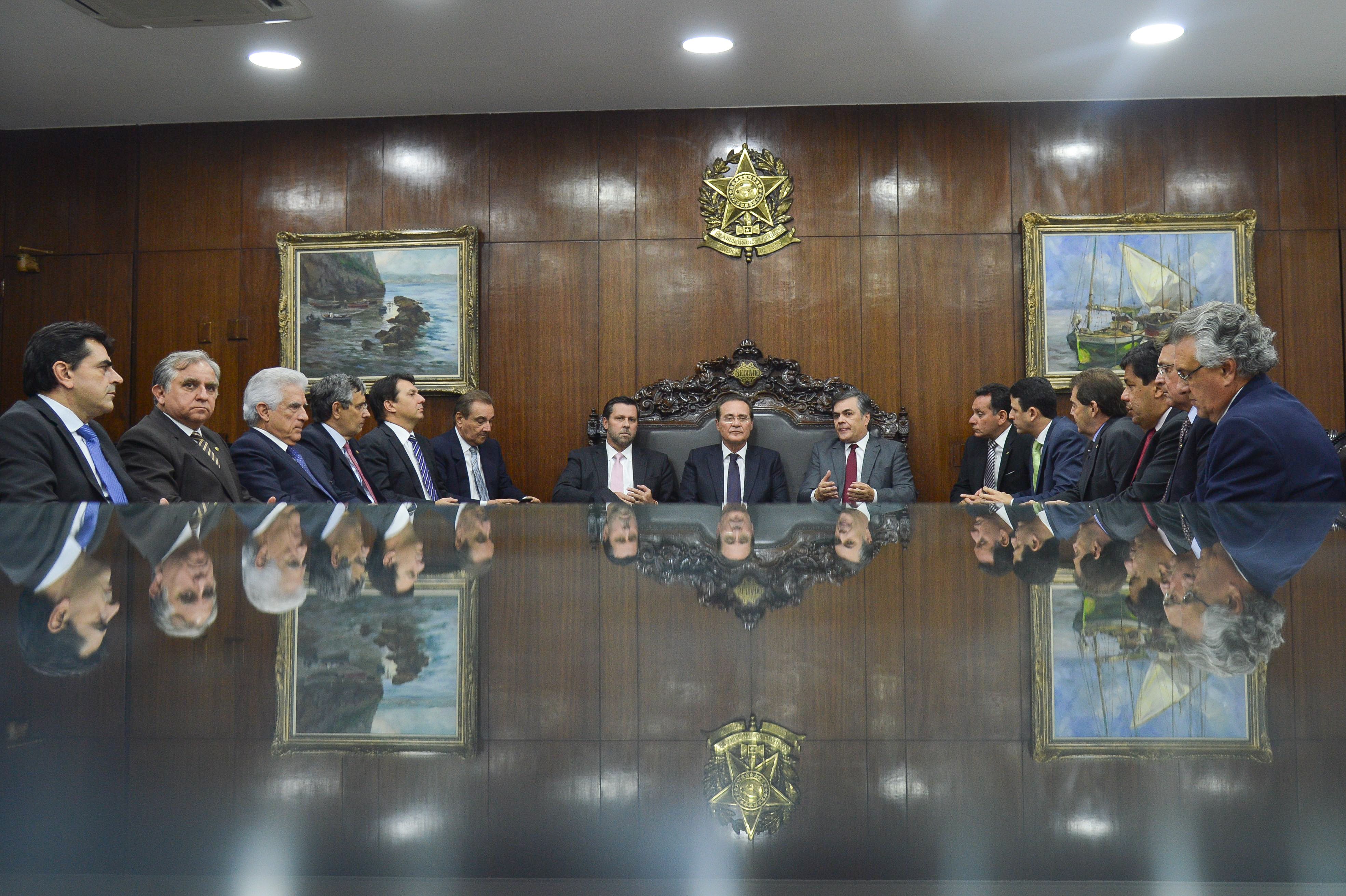 Renan Calheiros com deputados e senadores: não ao pedido da presidente Dilma Rousseff. | Fabio Rodrigues Pozzebom/Agência Brasil