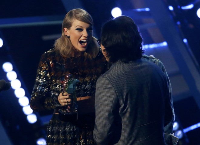 A cantora Taylor Swift durante o recebimento do prêmio de melhor vídeo feminino por “Blank Space” | MARIO ANZUONI/REUTERS