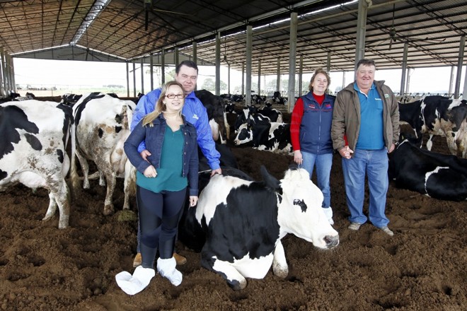 Tilberto Henrique Hush (direita) com a esposa Elizabeth, o filho Henrique e a nora Janaína. |