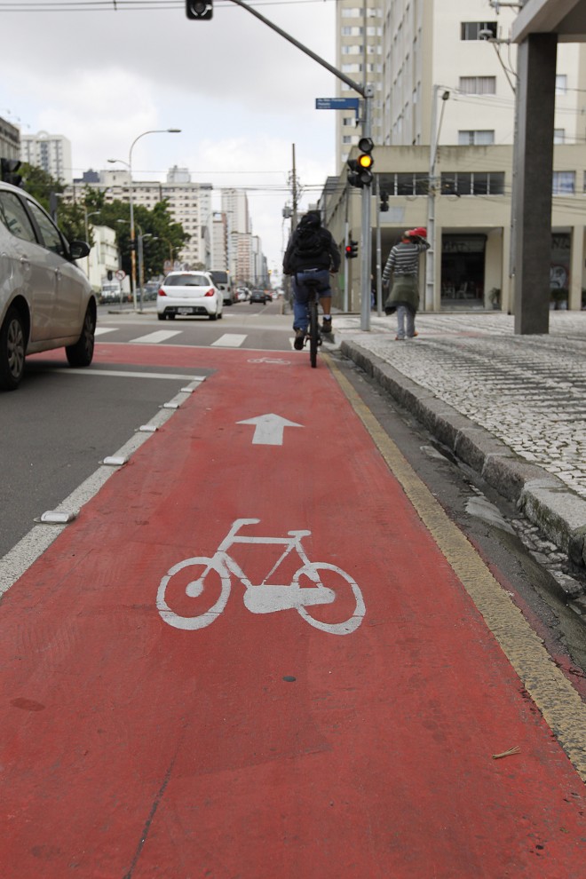 Implantação da Via Calma incentiva o uso da bicicleta na via. | Jonathan Campos/Gazeta do Povo