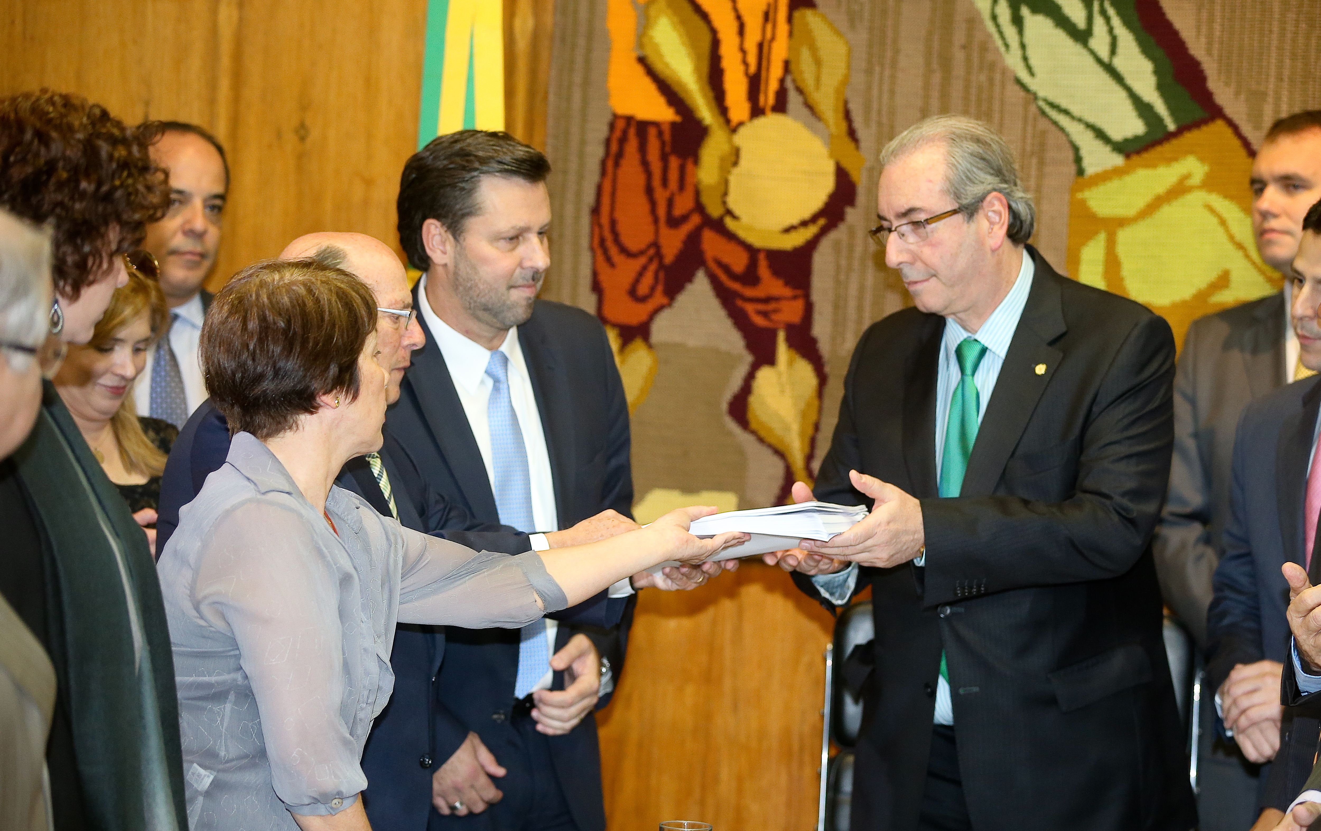 Eduardo Cunha recebe de Miguel Reale Jr e da filha de Hélio Bicudo o pedido de impeachment de Dilma. | Alan Marques/Folhapress