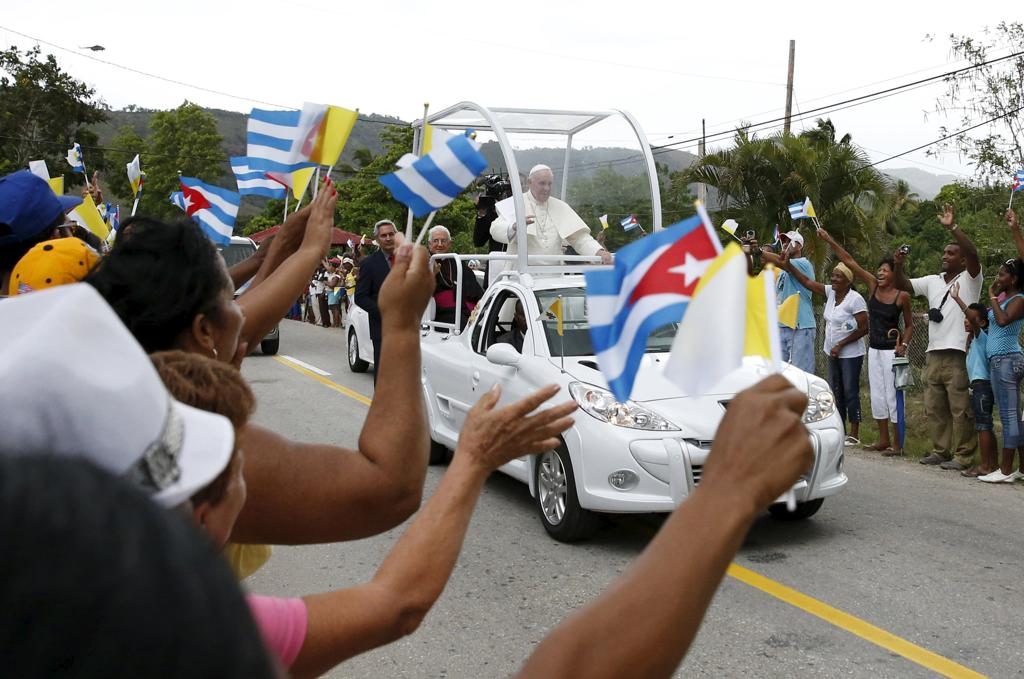 Papa é saudado pela população em Cuba. | Carlos Garcia Rawlins/Reuters