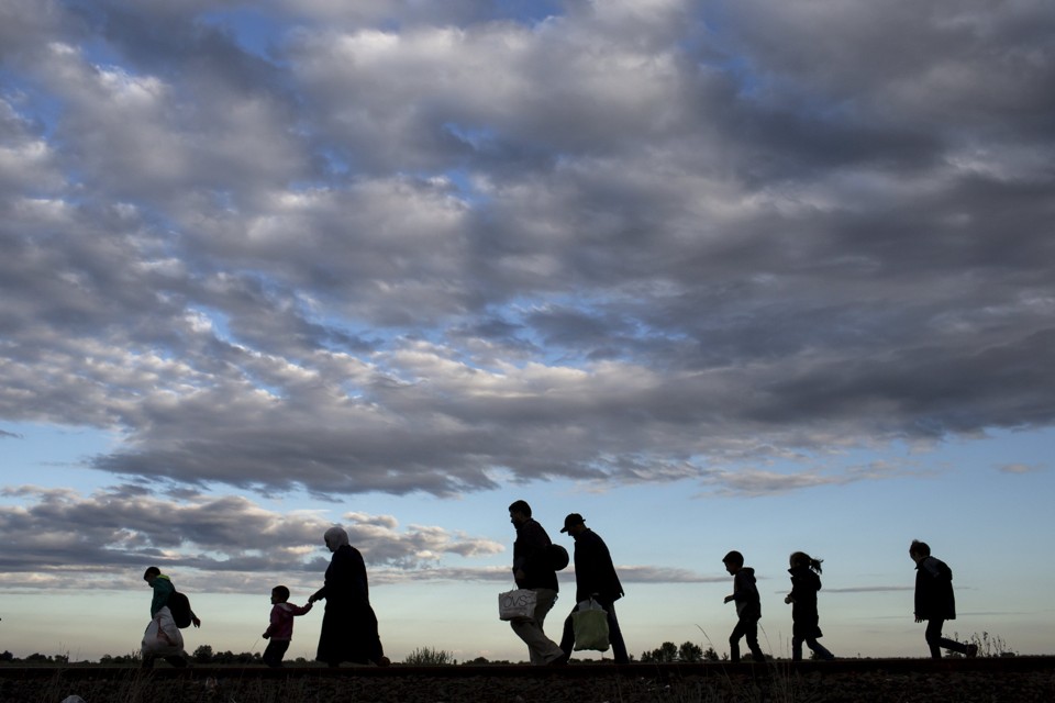 Imigrantes caminham por estrada de ferro próxima à cidade de Roszke, na Hungria: acolhida divide os membros da União Europeia. | Marko Djurica/Reuters