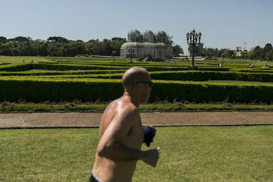 Dia mais quente da história de setembro não espantou o exercício físico | Marcelo Andrade/Gazeta do Povo