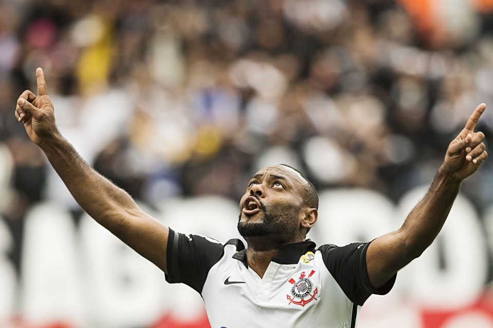Vagner Love comemora gol que cravou a vitória corintiana contra o Joinville | /Folhapress