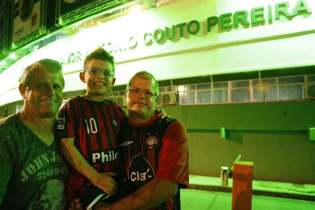 Os gêmeos Sidney e Sérgio Toaldo e o pequeno Pedro irmãos viram grandes jogos do Atlético como mandante no Couto nos anos 80. | Hugo Harada / Gazeta do Povo/