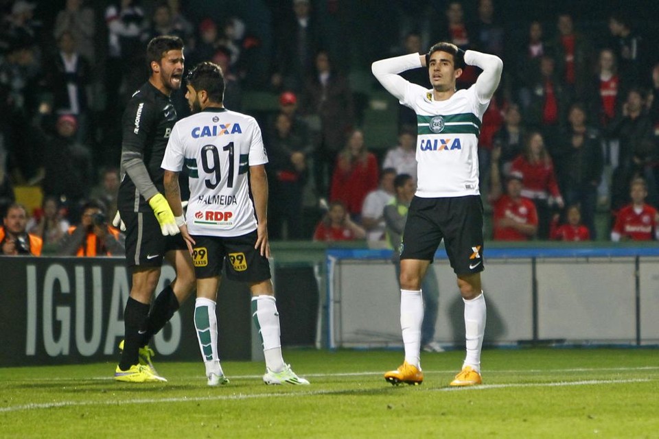Henrique Almeida e Thiago Galhardo, do Coritiba, na frustrante derrota para o Internacional: resultado manteve o time na ZR. | Antonio More/Gazeta do Povo