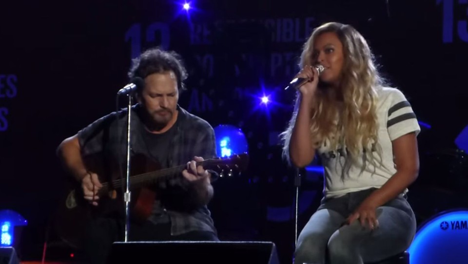 Eddie Vedder e Beyoncé durante show no último sábado (26). | /YouTube