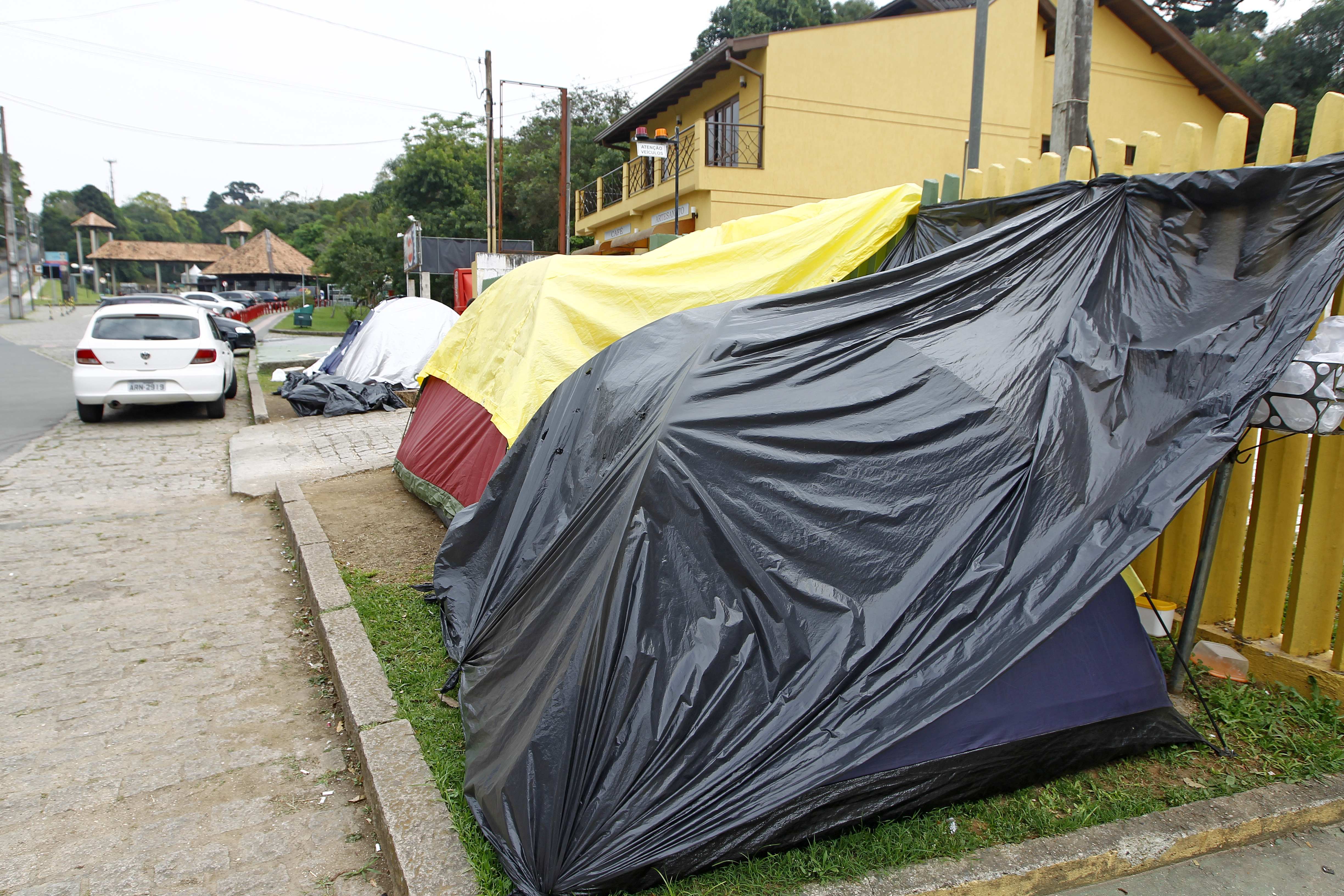 Barracas de fãs acampados perto da Pedreira há mais de um mês. | Antônio More/Gazeta do Povo