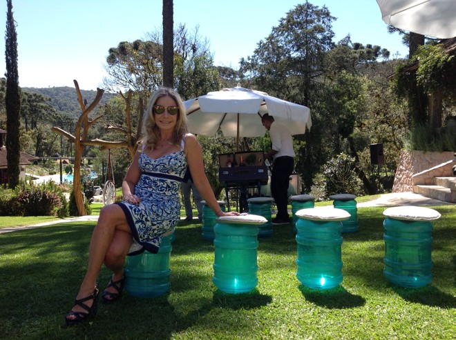A empresária Cristiane Canet Mocellin festejou seu aniversário no domingo com um badalado almoço na estância Ouro Fino. Galões de água reutilizados foram transformados em bancos ecológicos para os convidados. Foto: Renata Silvério. | 
