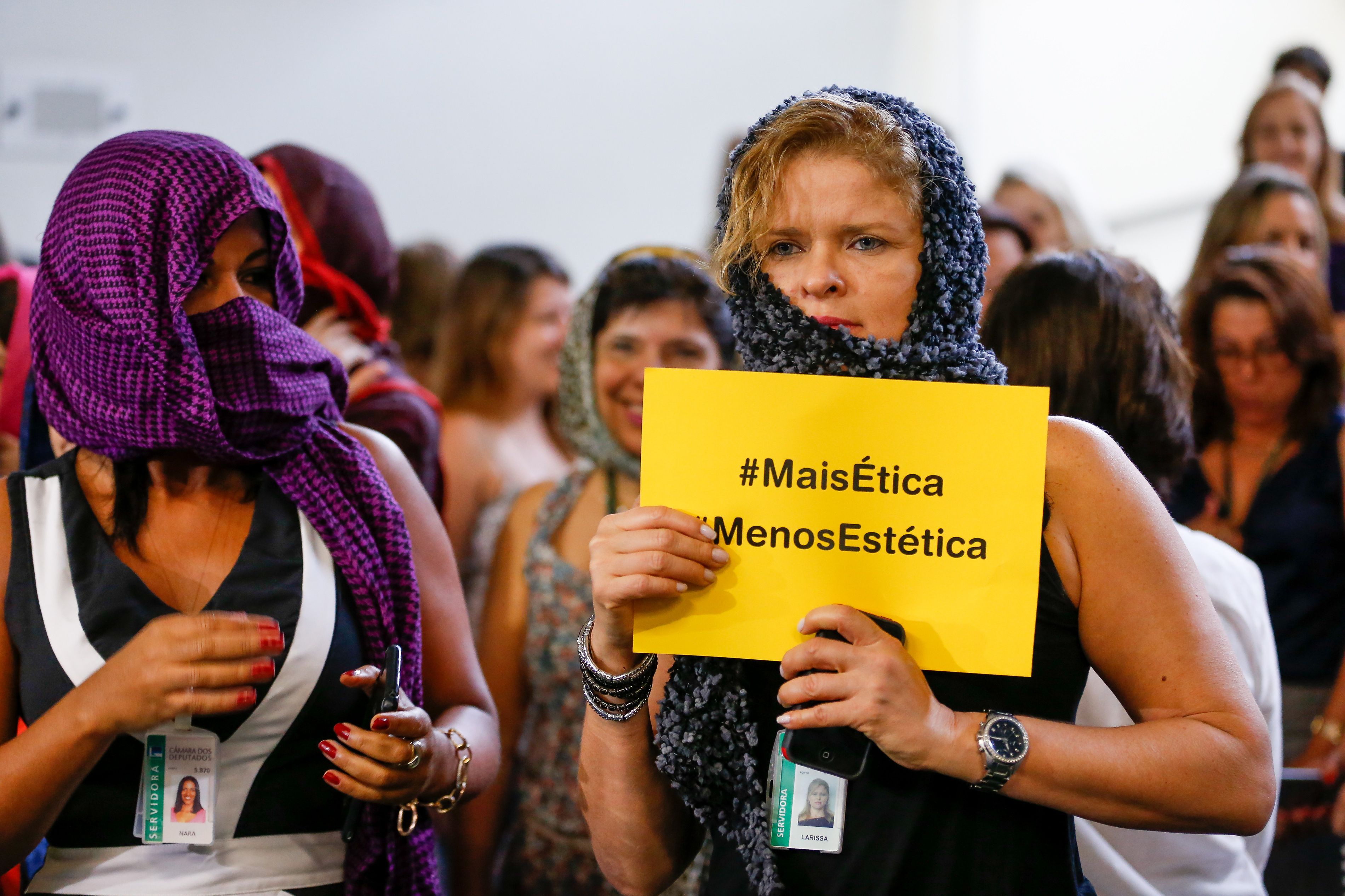 O ato, organizado por movimentos sociais, reuniu dezenas de servidoras da Câmara: “#MaisÉtica #MenosEstética” . | Pedro Ladeira/Folhapress