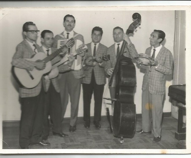 Moacyr de Azevedo em meio à orquestra de Edílio Galetto. Final da década de 1950. | João Luis Rodrigues