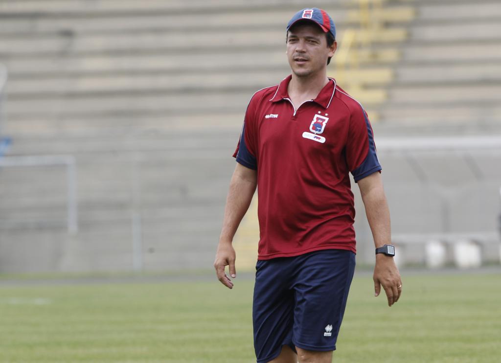 Mesmo satisfeito com a eleição de Leonardo Oliveira para a presidêncai, Fernando Diniz ainda não está confirmado no Paran´para 2016. | Aniele Nascimento/Gazeta do Povo