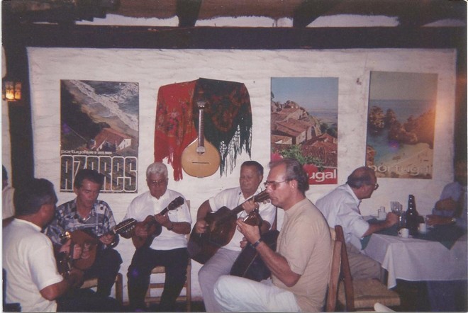 Grupo de Moacyr toca fado em antiga cantina portuguesa no Centro de Curitiba, início da década de 1990. | João Luis Rodrigues