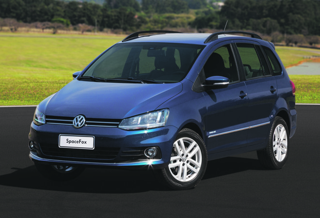 VW SpaceFox - A reestilização feita na linha 2015, seguindo os traços do Golf, rejuvenesceu a perua. O interior ganhou mais conforto e materiais de qualidade. Já vem de série com direção elétrica, ar-condicionado, vidros e espelhos elétricos, faróis de neblina e banco traseiro com rebatimento. Motor: 1.6 (104 e 120 cv). Porta-malas: 430 l. Preços: R$ 56.220 a R$ 59.720. | Divulgação