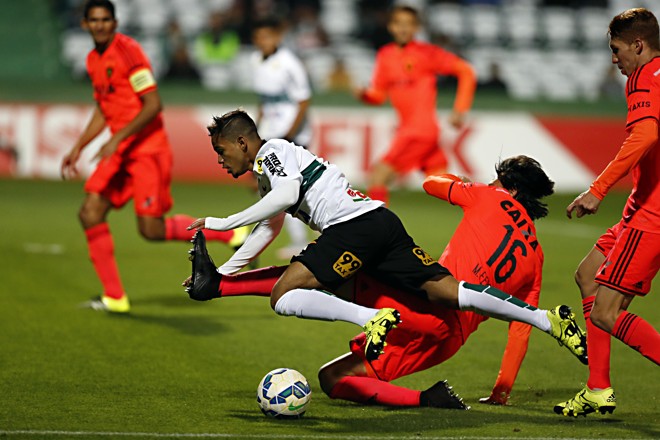 Atacante Ewandro, do Coritiba, sofre falta do Sport Recife. | Albari Rosa/Gazeta do Povo