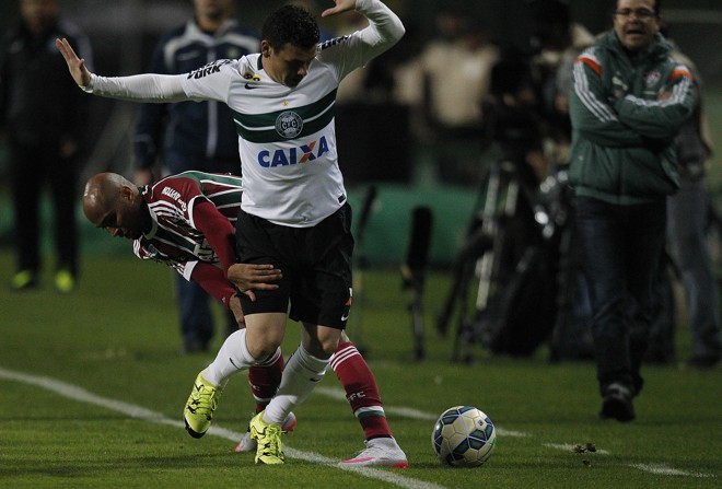 Carlinhos, do Coritiba, tenta escapar da marcação do Fluminense. | Jonathan Campos/Gazeta do Povo