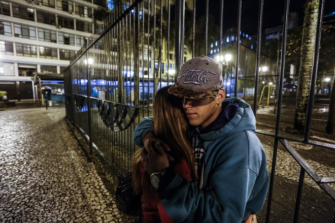 O Casal “D” e “A”, ele com 19 e ela com 25 anos: conheceram-se na rua e na rua estão. Formaram uma família com outro casal e defendem que a maconha seja liberada; “A droga acalma a gente”, diz. | Daniel Castellano/Gazeta do Povo