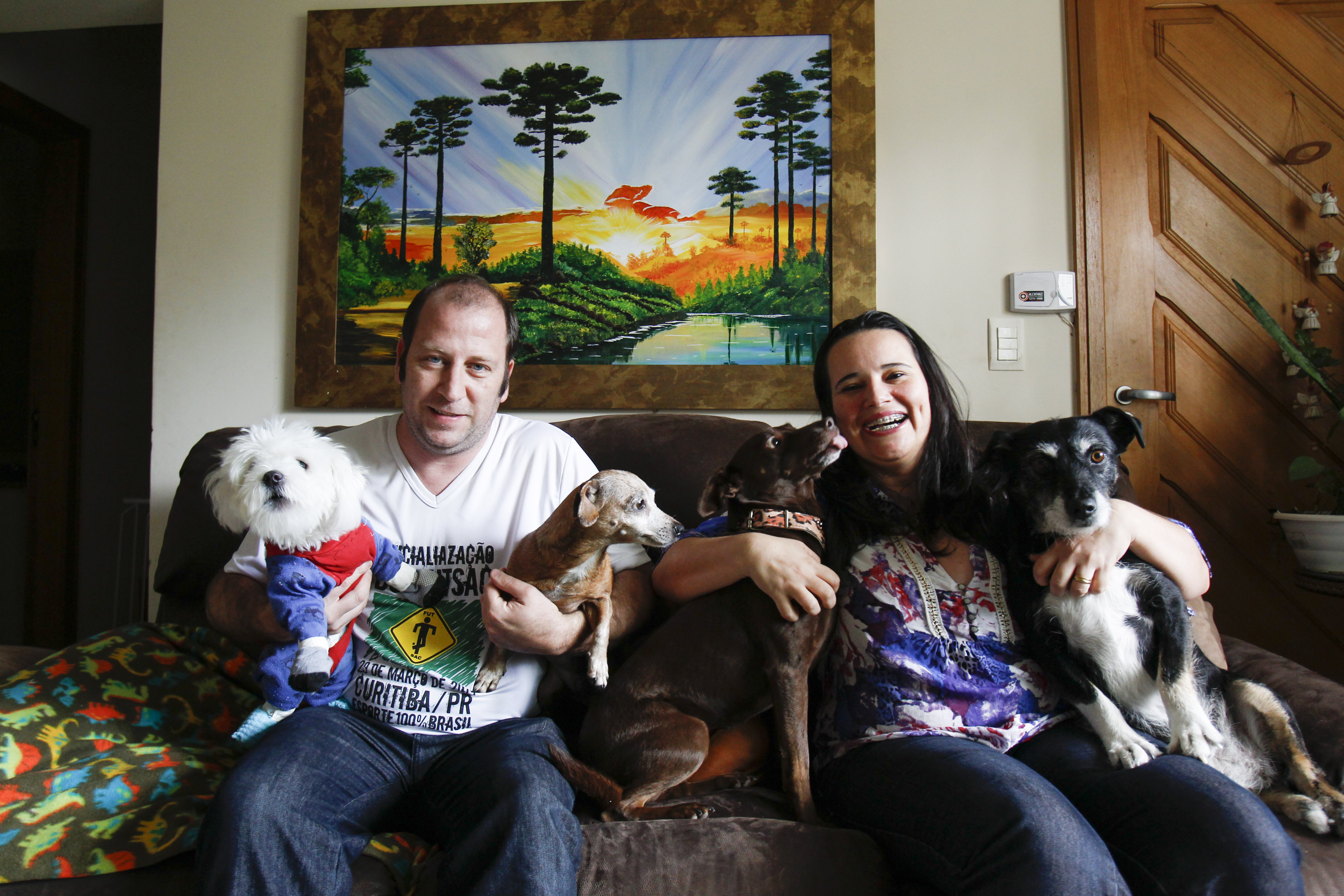 Iolanda Sartori Nascimento é a legítima “cachorreira”. Ela e o marido, Mário, têm sete cães, todos adotados. | Daniel Castellano/Gazeta do Povo